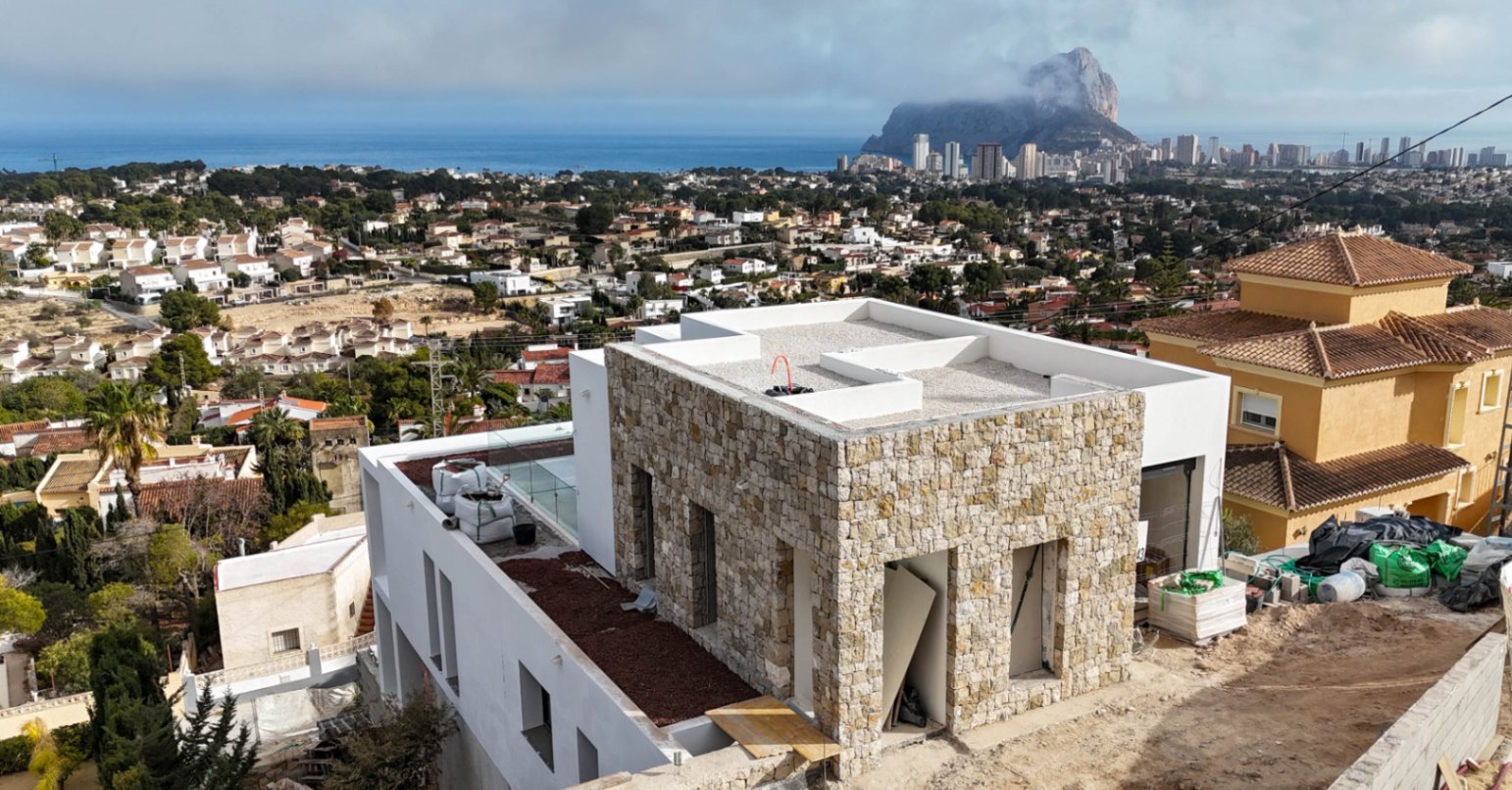 IN CALPE WE LOCATE THIS SPECTACULAR VILLA WITH PANORAMIC VIEWS OF THE SEA, CALPE AND THE PEÑON D'IFACH