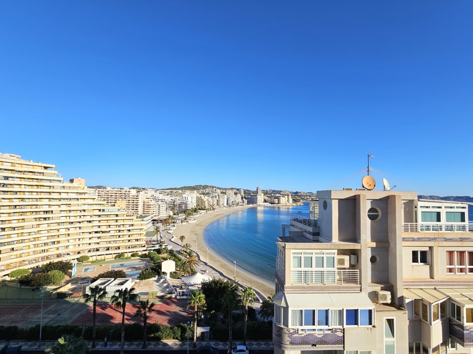 APARTMENT NEAR THE BEACH OF CALPE WITH BEAUTIFUL VIEWS OF THE SEA AND THE PROMENADE