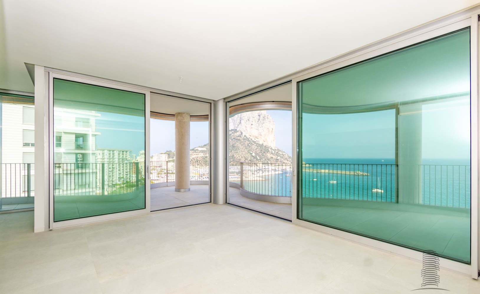 Luksusowe apartamenty nad brzegiem morza. Duże przestrzenie wewnętrzne.