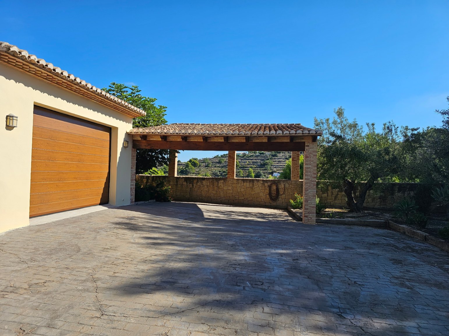 RUSTIC FINCA FOR SALE IN A UNIQUE ENCLAVE ON THE COAST OF BENISSA