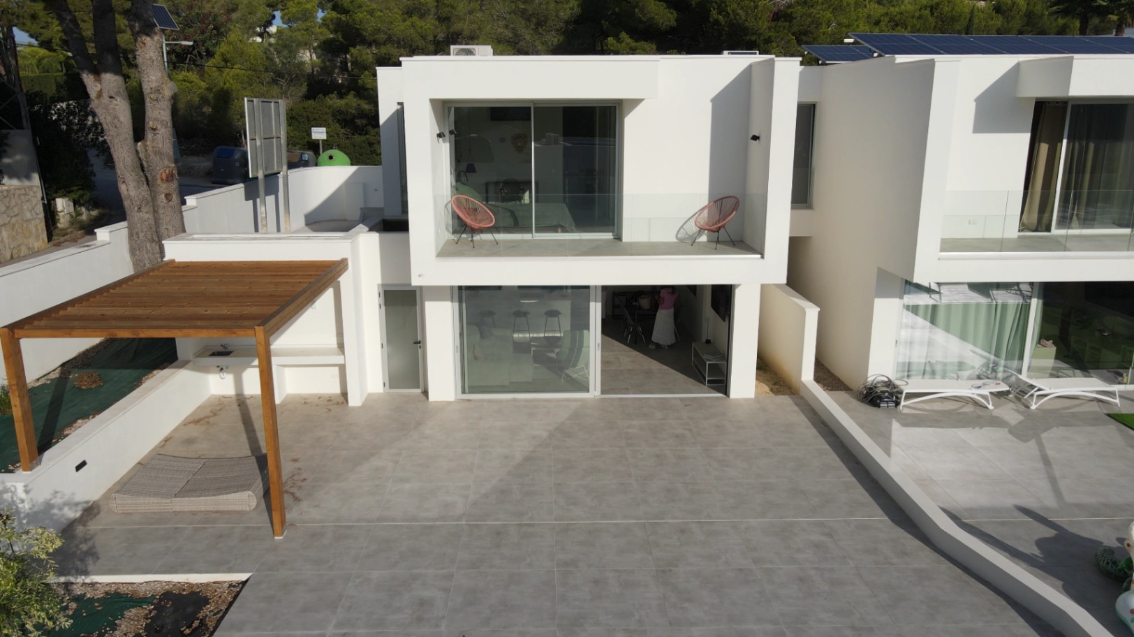 GLOEDNIEUWE HALFVRIJSTAANDE VILLA TE KOOP IN MORAIRA