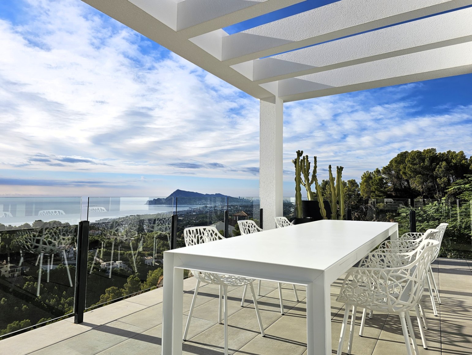Luxe villa met spectaculair panoramisch uitzicht op zee en de bergen te koop in Altea.