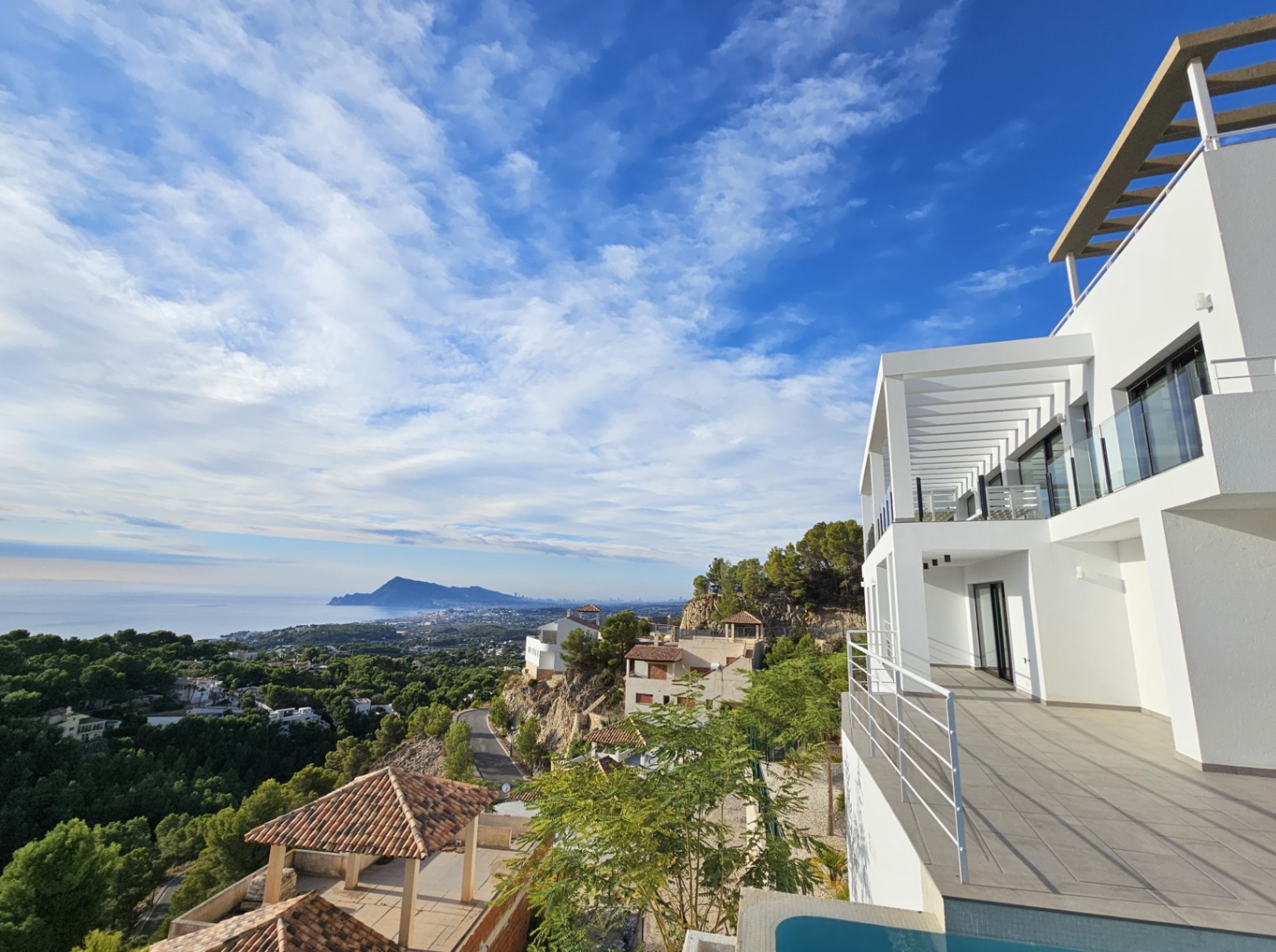 Villa de lujo con espectaculares vistas panorámicas al mar y a la montaña a la venta en Altea.