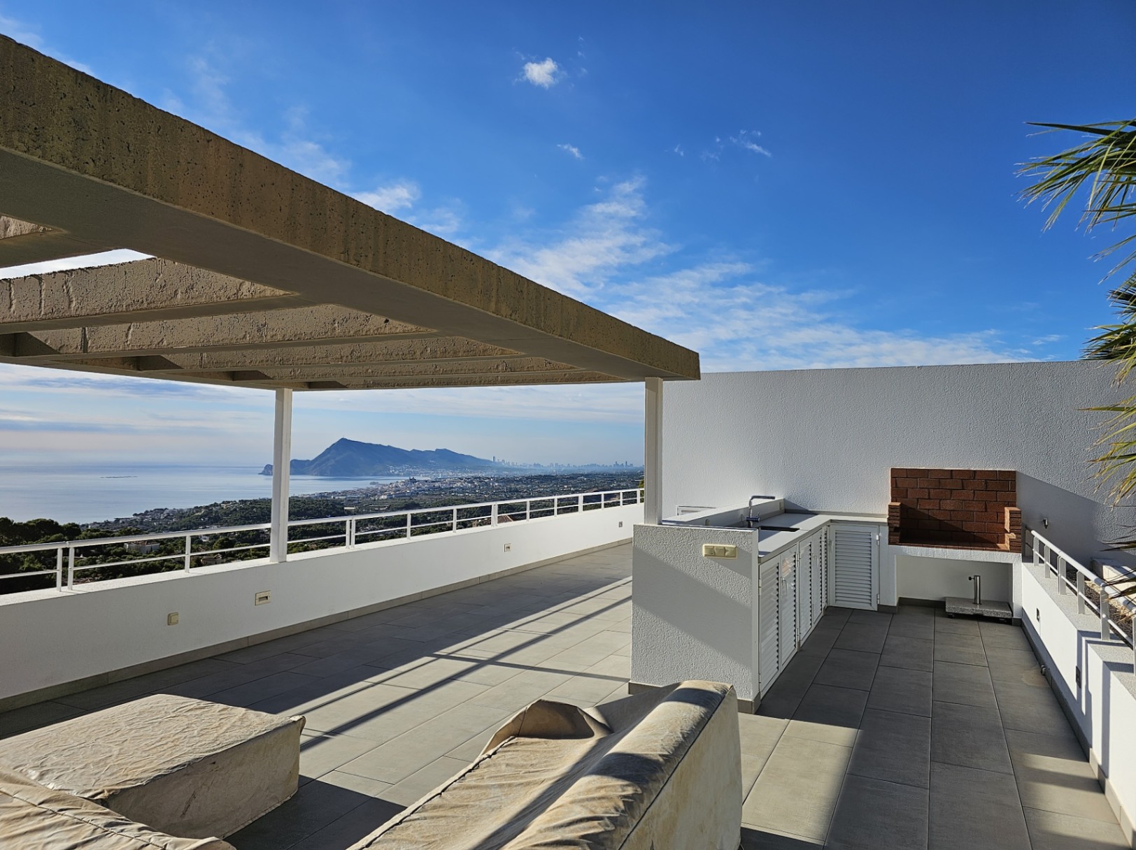 Luxusvilla mit spektakulärem Panoramablick auf das Meer und die Berge zum Verkauf in Altea.