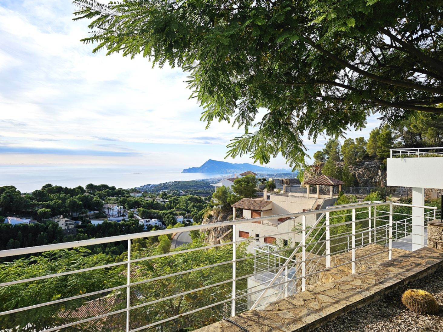 Luxe villa met spectaculair panoramisch uitzicht op zee en de bergen te koop in Altea.