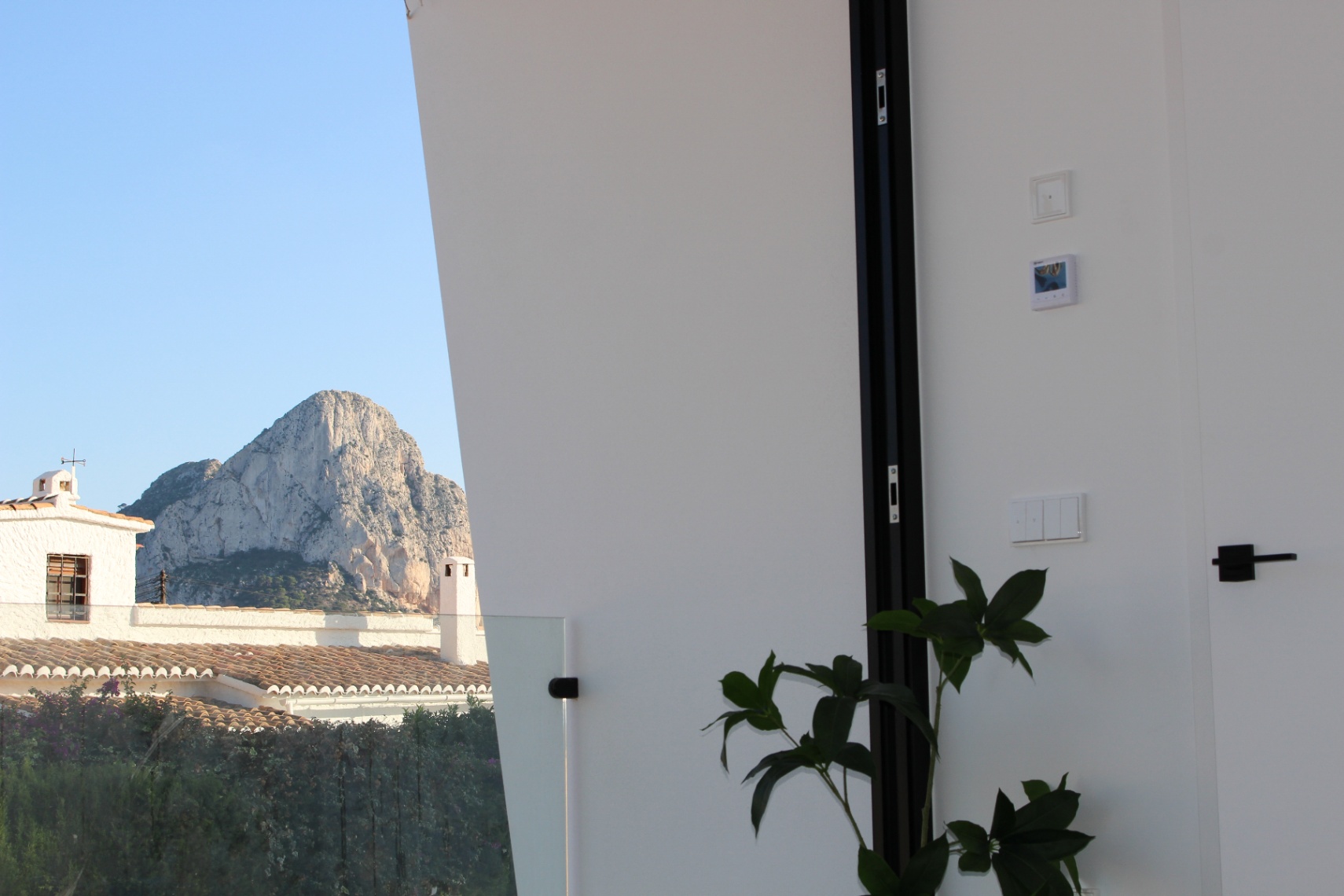 TERRACED HOUSES IN THE BEST LOCATION TO ACCESS THE BEACH OF CALPE ON FOOT AND WITH UNOBSTRUCTED VIEWS