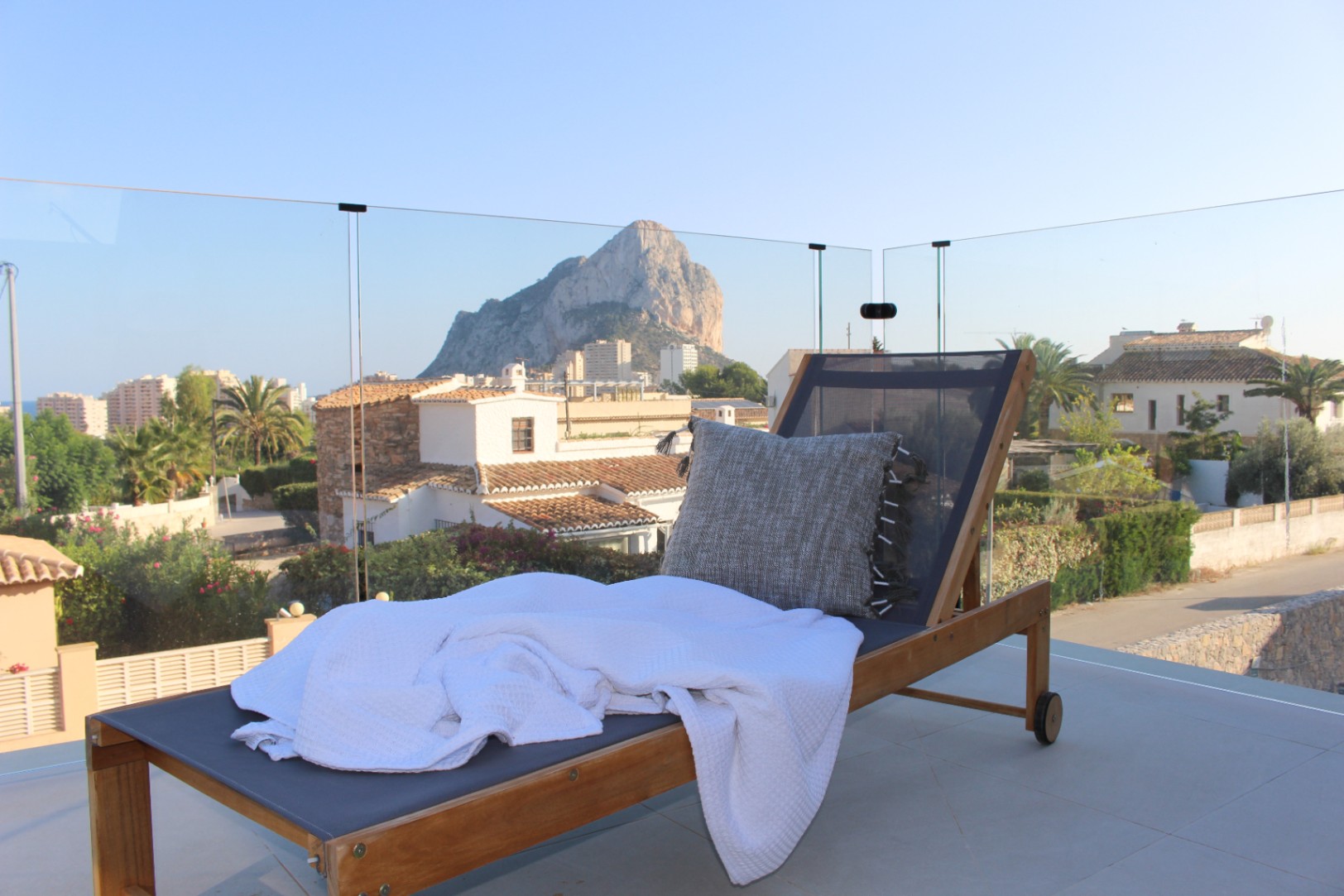 TERRACED HOUSES IN THE BEST LOCATION TO ACCESS THE BEACH OF CALPE ON FOOT AND WITH UNOBSTRUCTED VIEWS