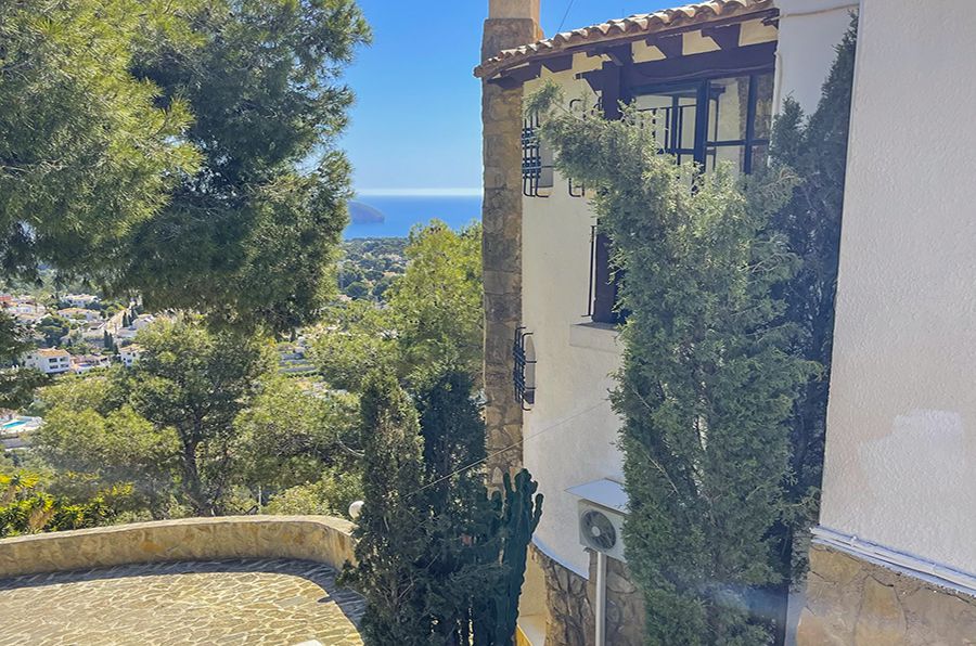 Mediterrane Villa mit Panoramablick auf das Meer