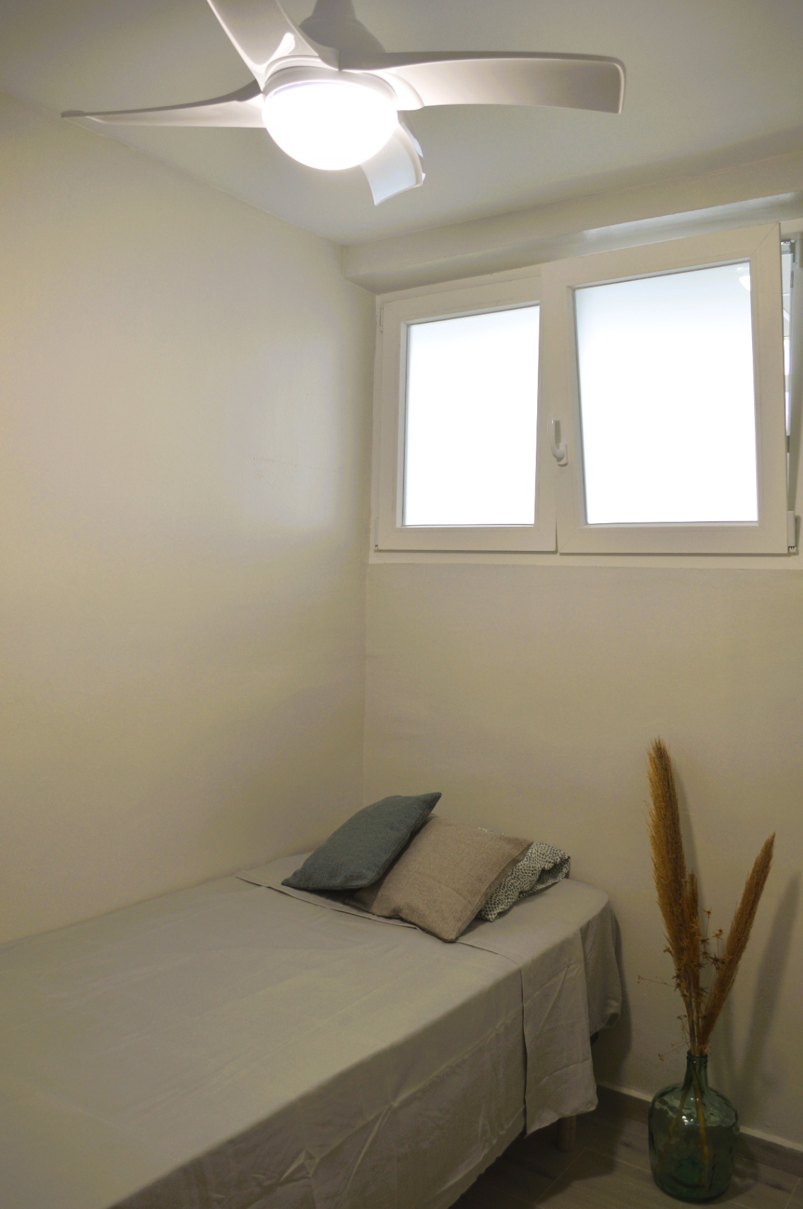 Appartement onlangs in zijn geheel gerenoveerd, op slechts een paar meter van het westelijke strand Arenal-Bol
