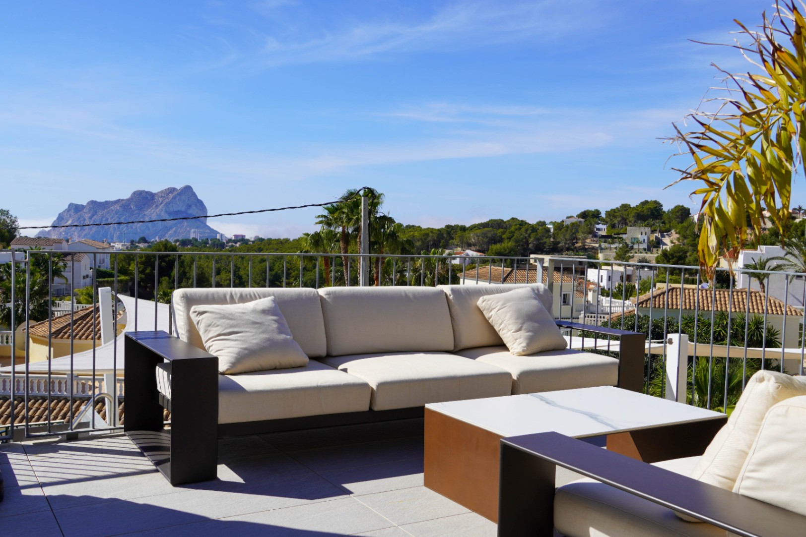 MODERN VILLA WITH VIEWS OF THE IFACH ROCK AND THE SEA IN BENISSA