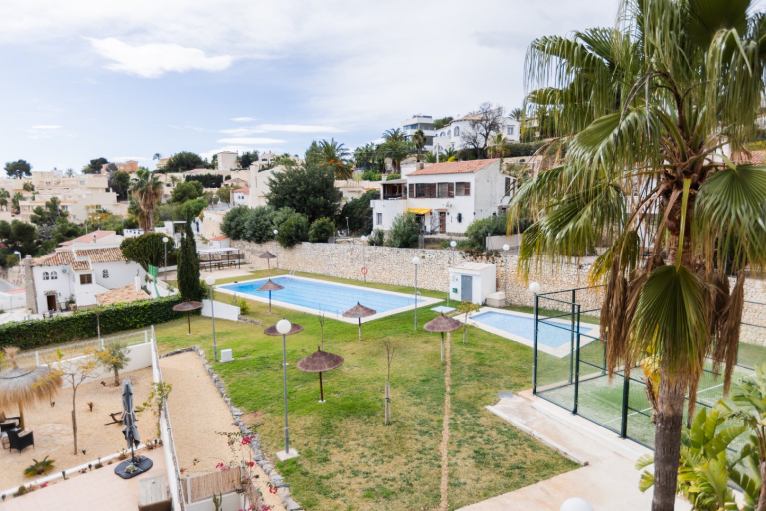 BEAUTIFUL APARTMENT WITH PADDLE TENNIS COURT AND GYM IN CALPE