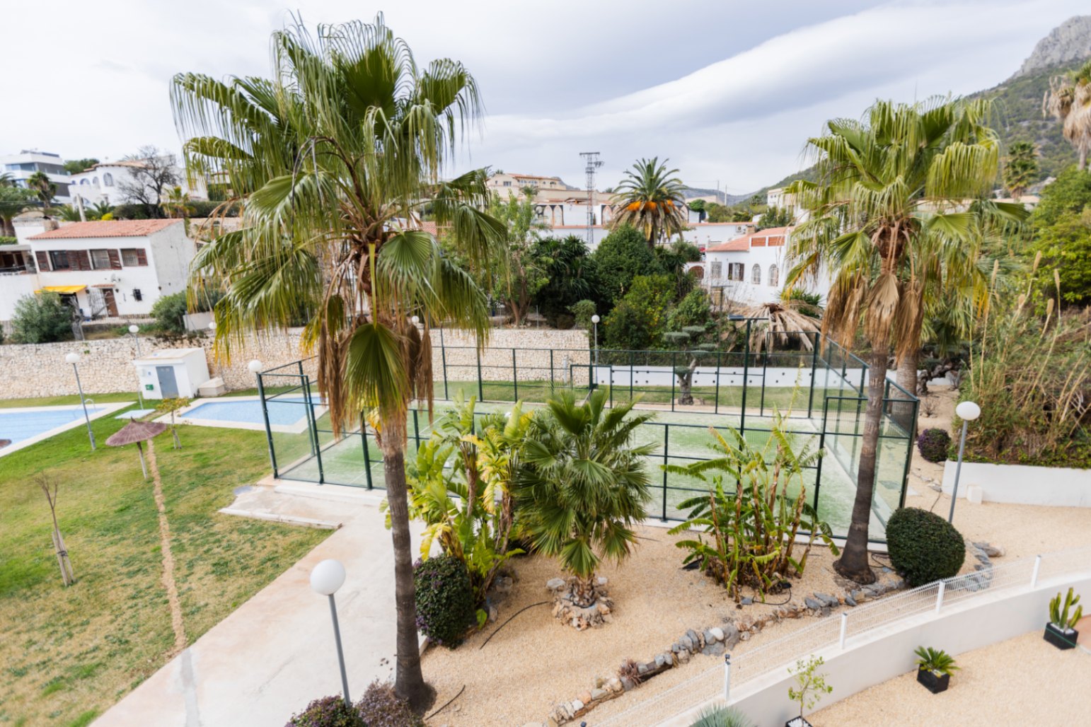 BEAUTIFUL APARTMENT WITH PADDLE TENNIS COURT AND GYM IN CALPE