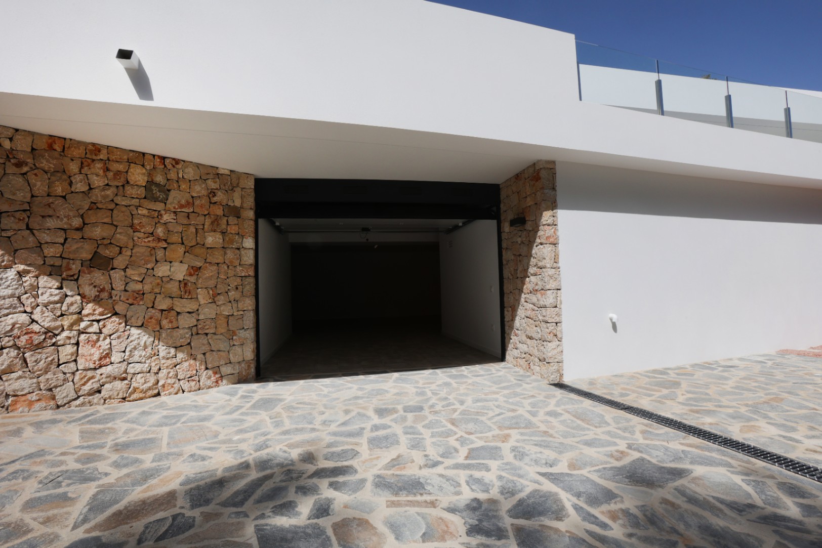 Entdecken Sie diese atemberaubende, kürzlich fertiggestellte moderne Villa in Benissa