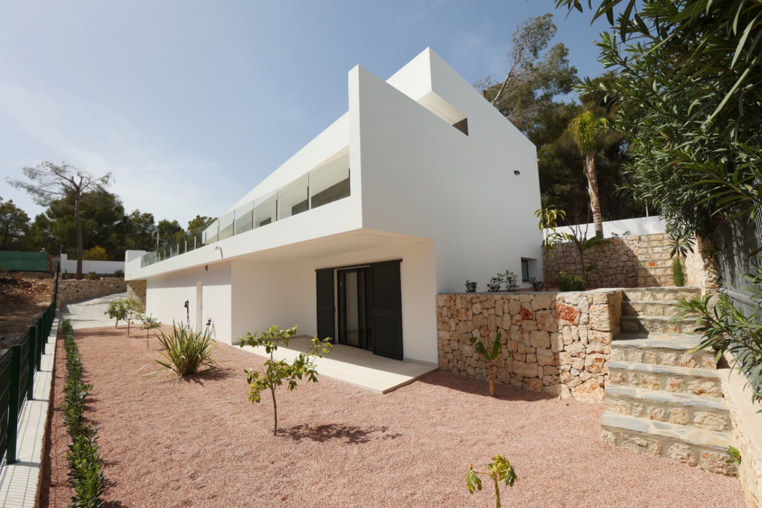 Découvrez cette superbe villa moderne récemment achevée à Benissa