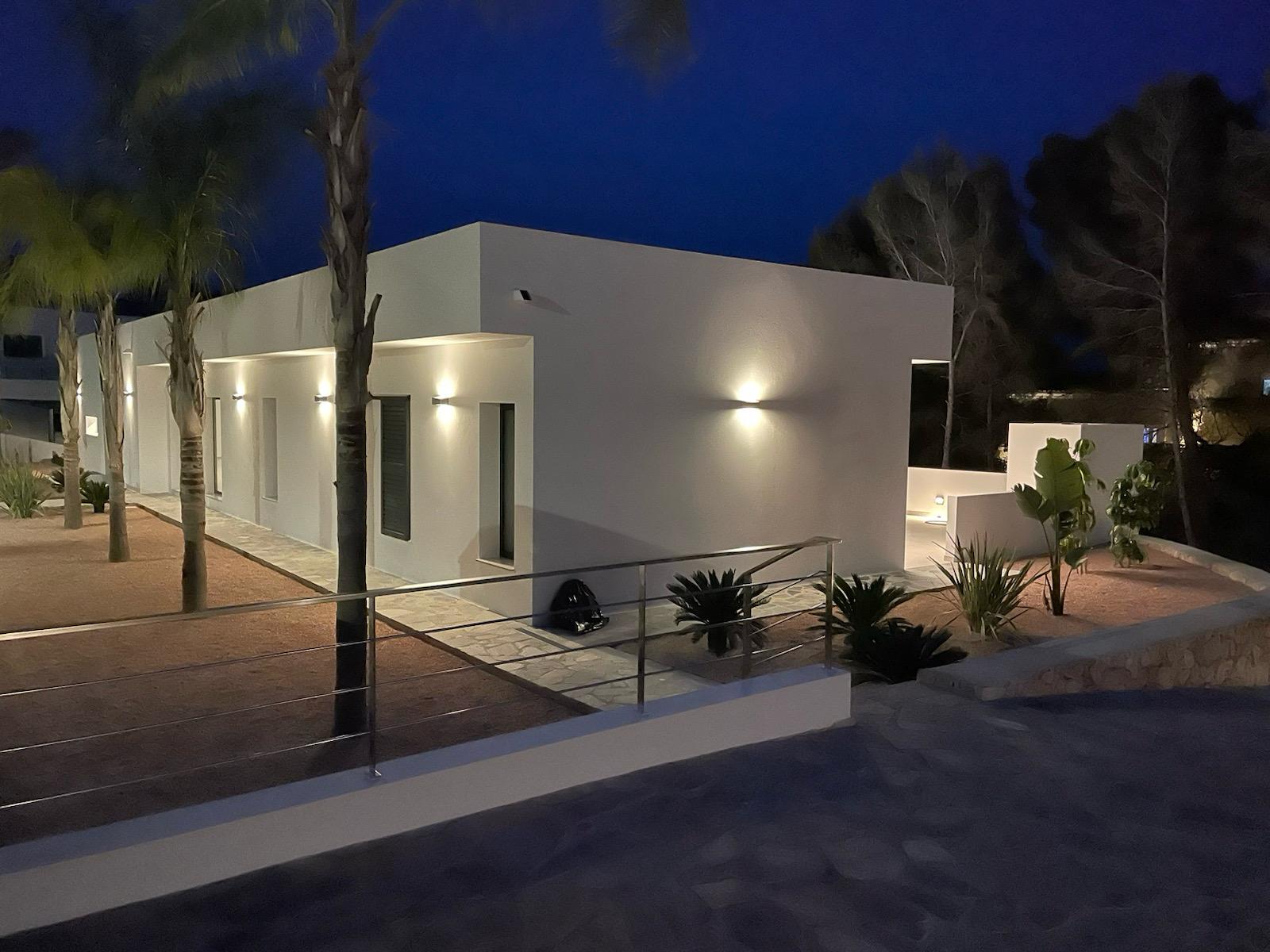 Entdecken Sie diese atemberaubende, kürzlich fertiggestellte moderne Villa in Benissa