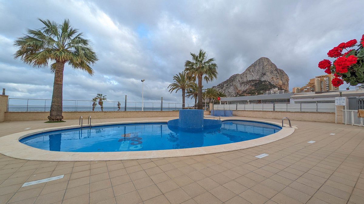 Duplex penthouse met barbecue en gemeenschappelijk zwembad aan het strand te koop in Calpe