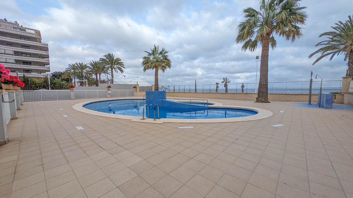 Ático dúplex con barbacoa y piscina comunitaria en primera línea de playa a la venta en Calpe