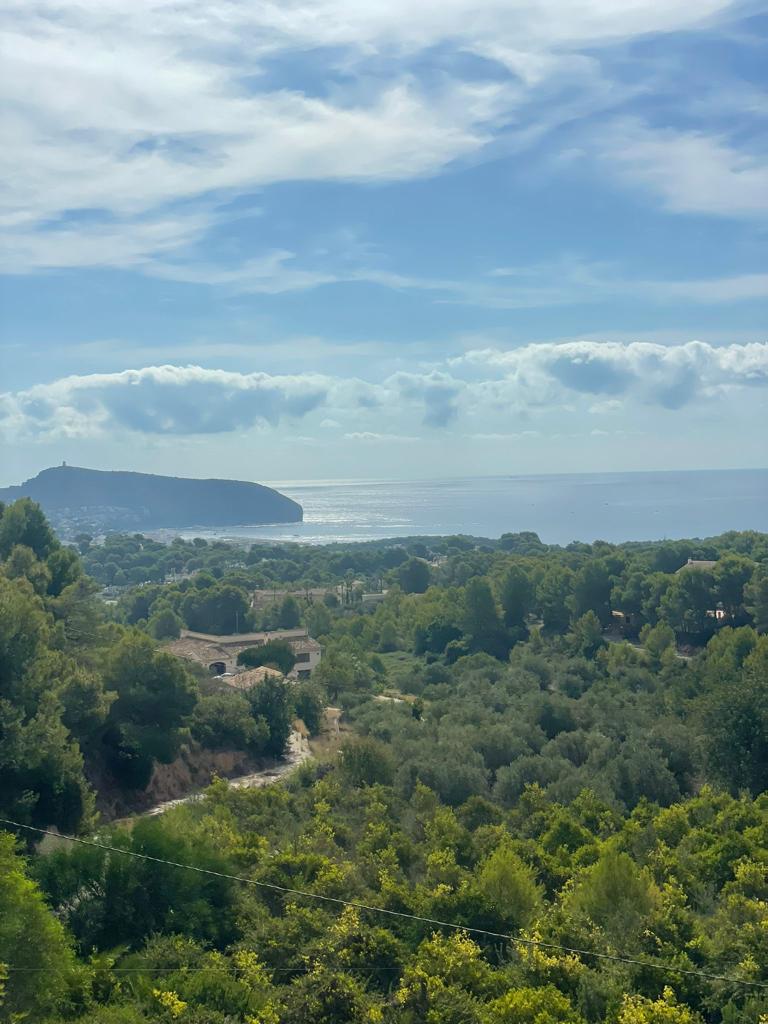 Parcela de 1600m2 en venta en Moraira con vistas al mar