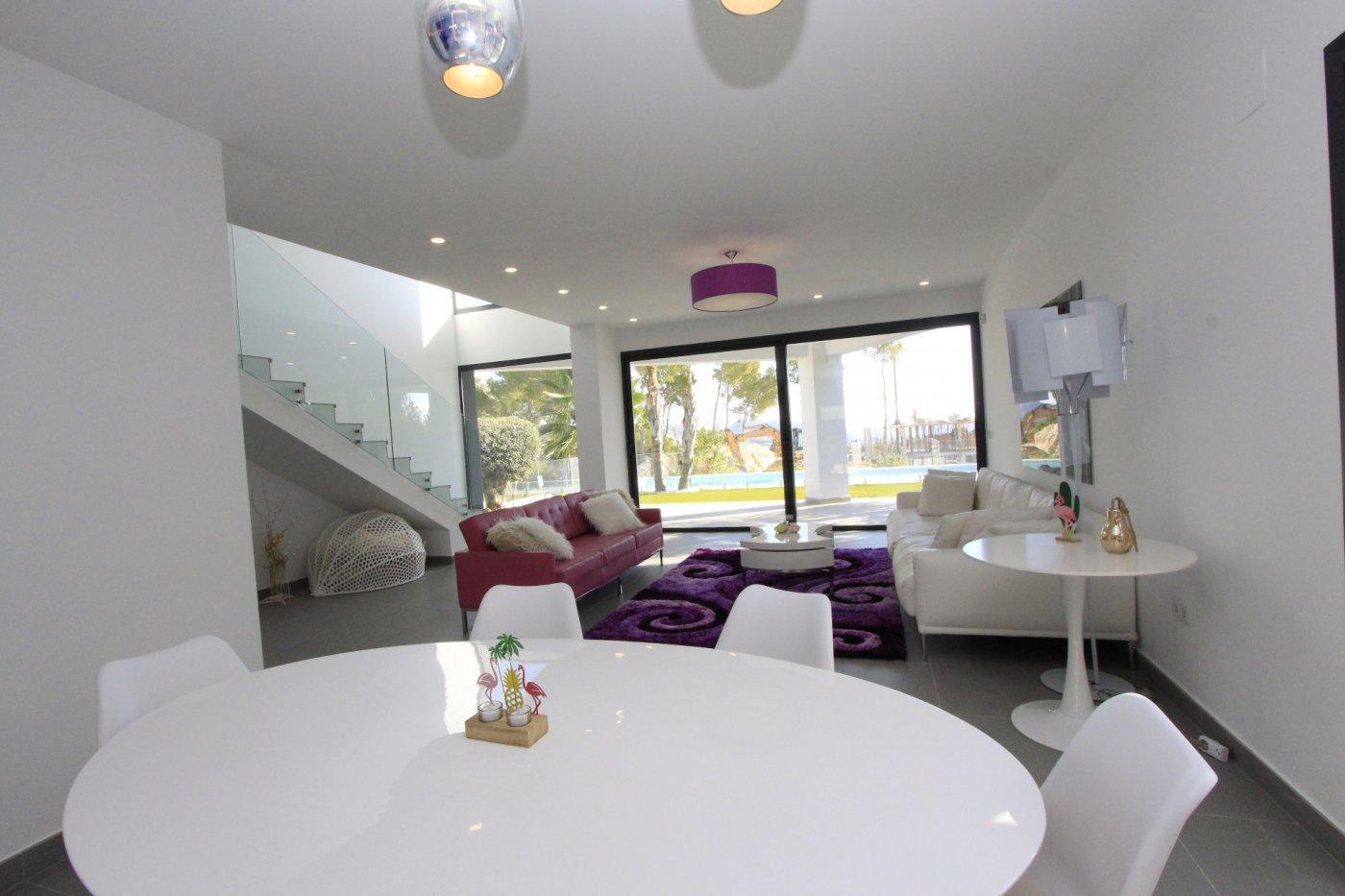 Villa moderna ubicada en zona tranquila, cerca del centro y de las playas de Moraira