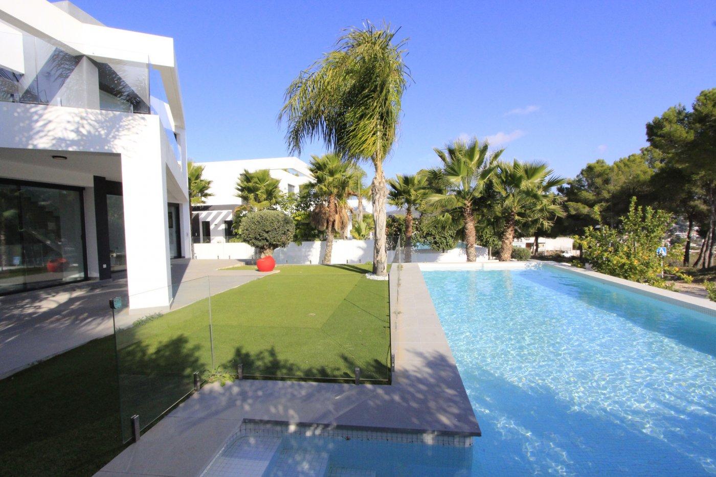 Villa moderna ubicada en zona tranquila, cerca del centro y de las playas de Moraira