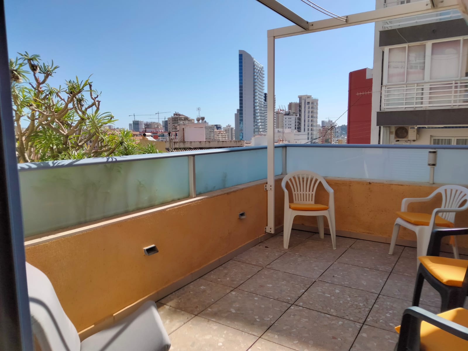 SEMI-PENTHOUSE IN THE CENTER OF CALPE A SHORT DISTANCE FROM THE ARENAL BEACH
