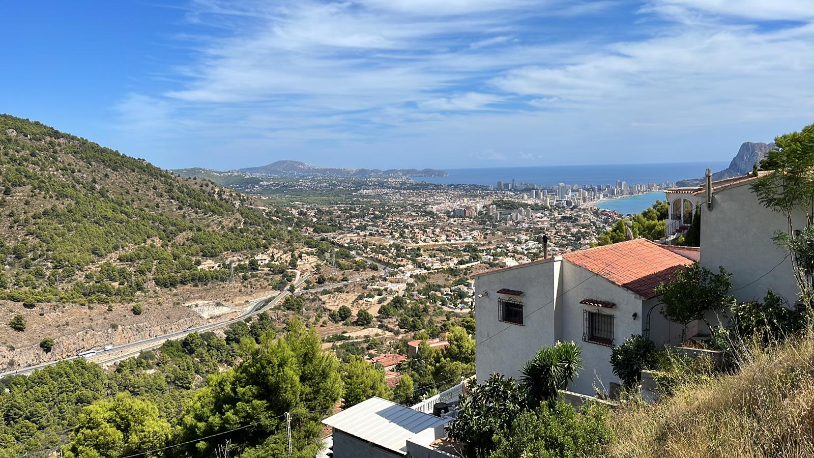 Участок с панорамным видом в Кальпе