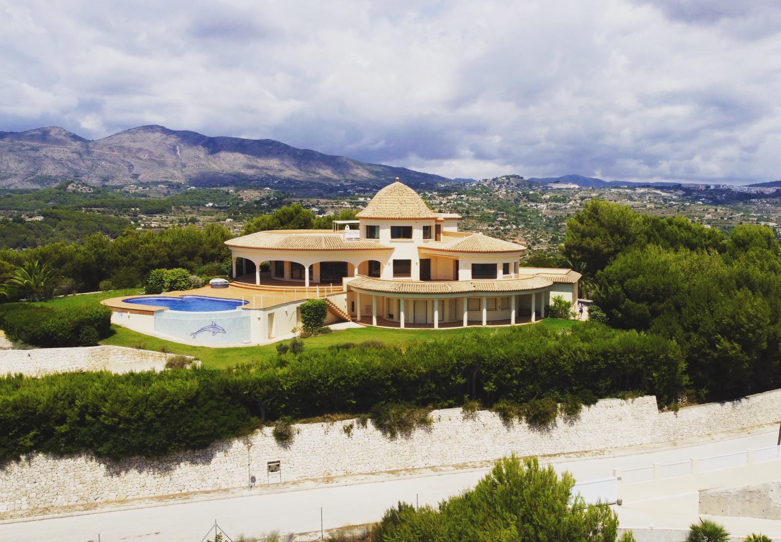 Unique and exclusive luxury mansion, on three floors, for sale in the area of Calpe-Benissa