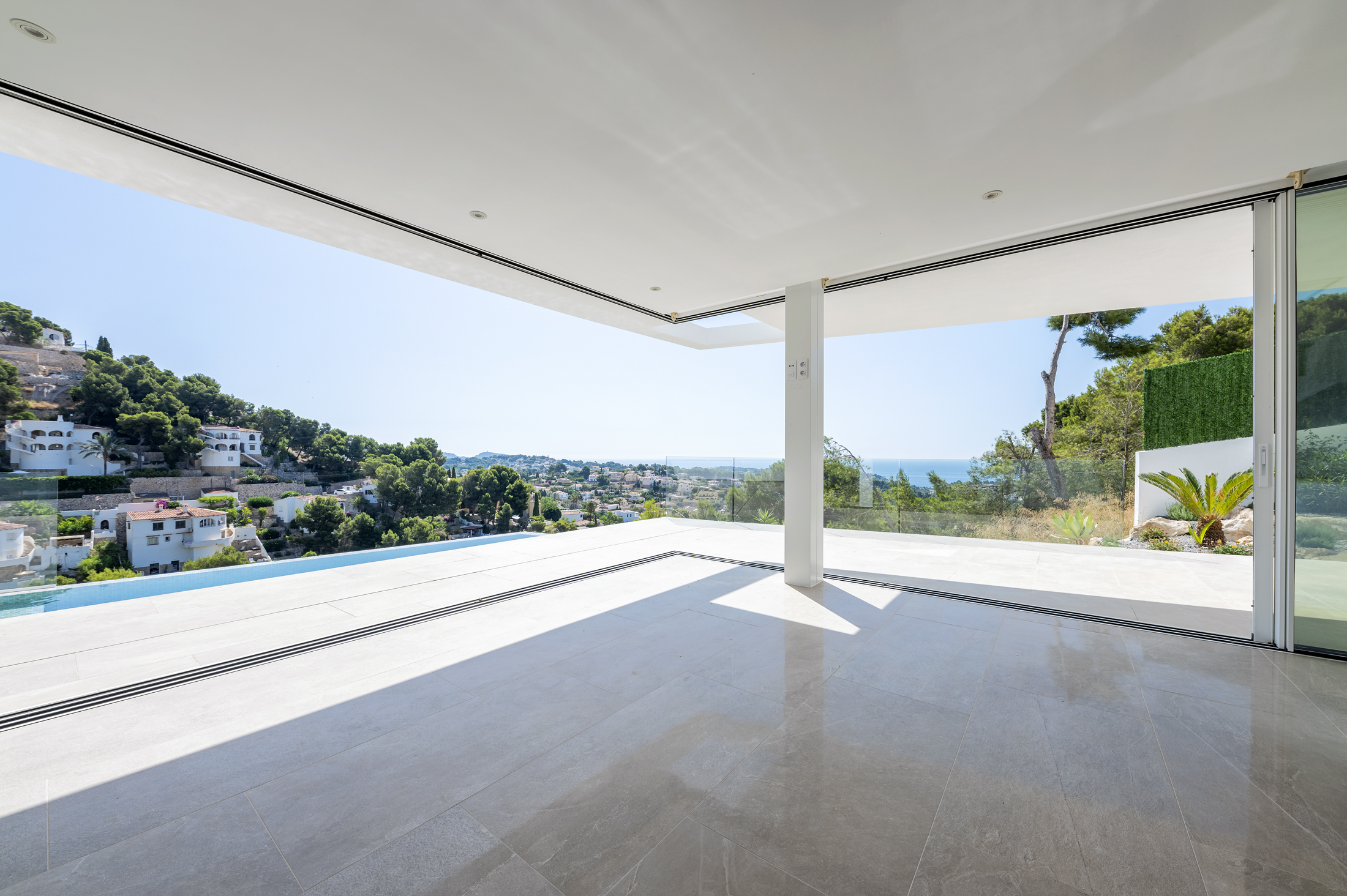 BRAND NEW VILLA WITH PANORAMIC VIEWS OF THE SEA AND PEÑON DE IFACH IN BENISSA