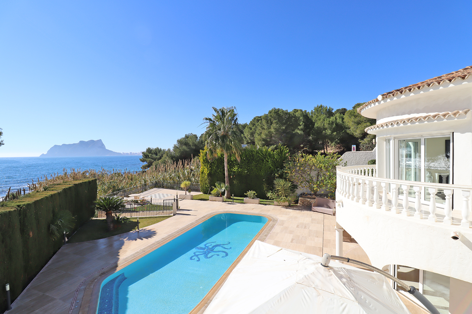 LUXURY VILLA ON THE SEAFRONT WITH PANORAMIC VIEWS