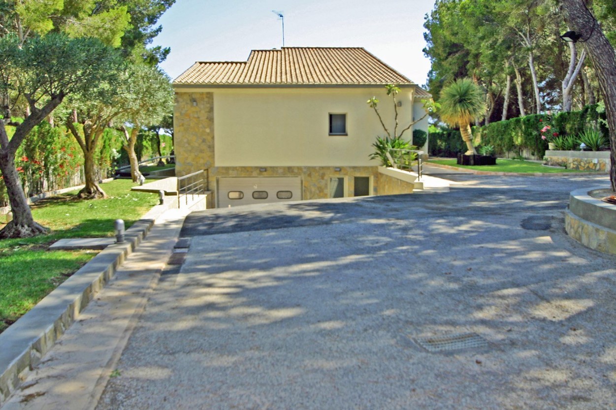 Spacious villa for sale in Moraira