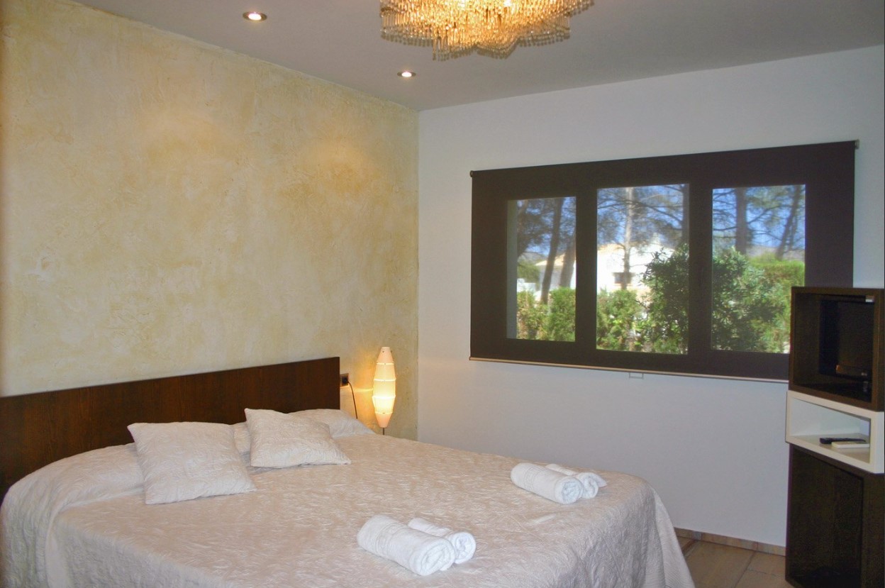 Se vende villa con 5 dormitorios muy cerca del mar en Moraira!