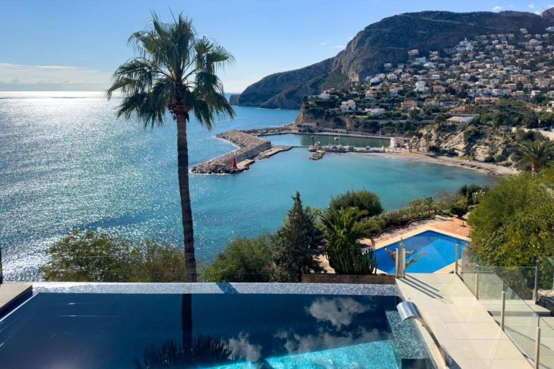 LUXURY VILLA ON THE SEAFRONT WITH PANORAMIC VIEWS IN CALPE