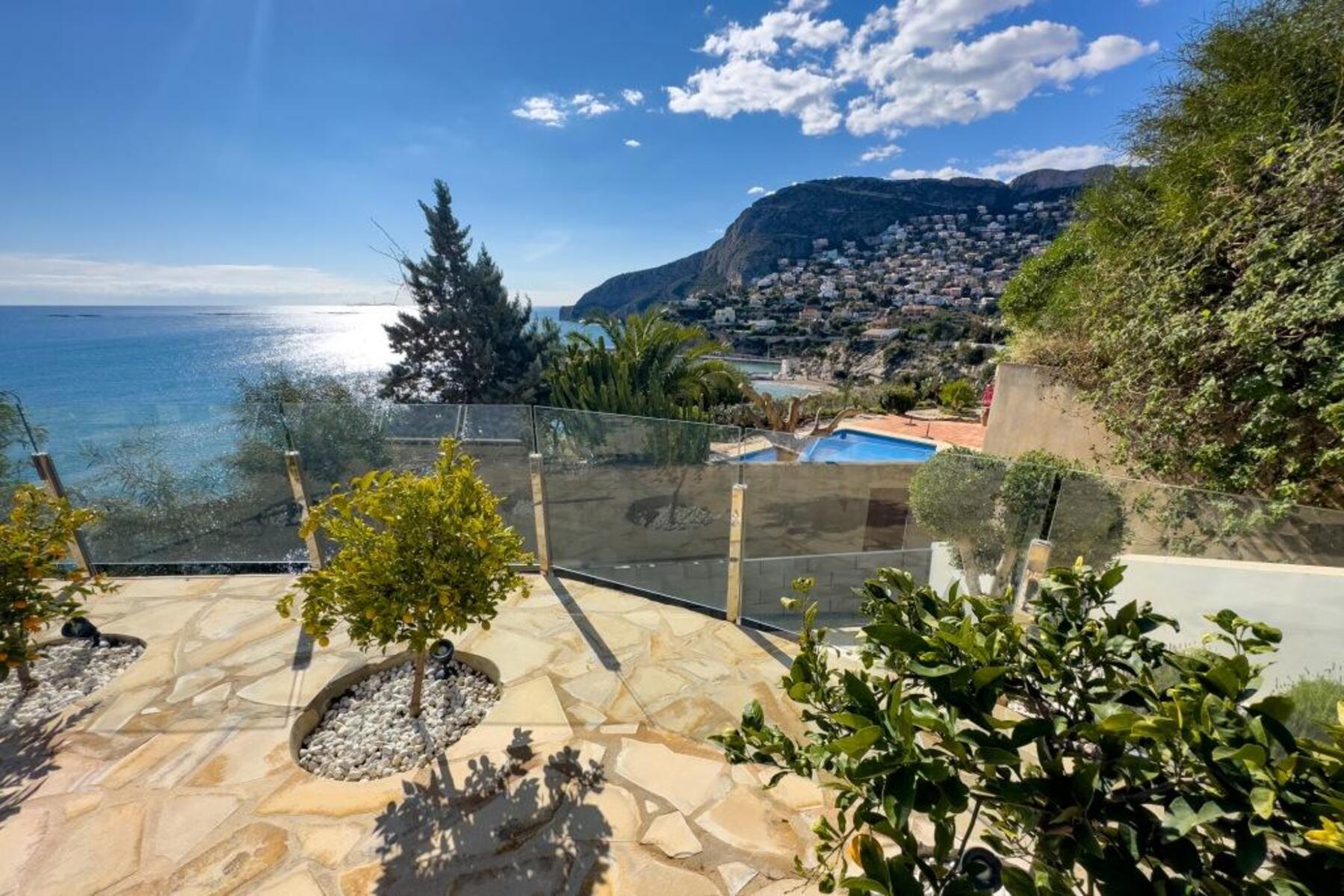 LUXURY VILLA ON THE SEAFRONT WITH PANORAMIC VIEWS IN CALPE