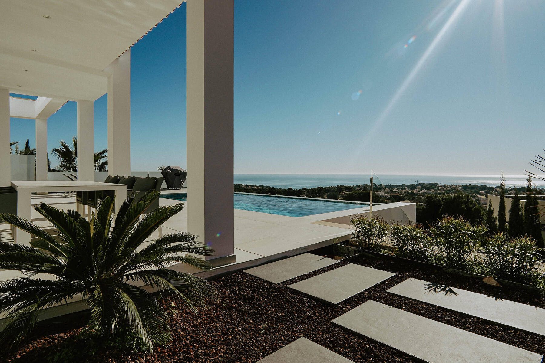 VILLA DE ESTILO MODERNO MEDITERRANEO CON VISTAS AL MAR EN CALPE | Construido y Vendido por GH Costa Blanca Real Estate
