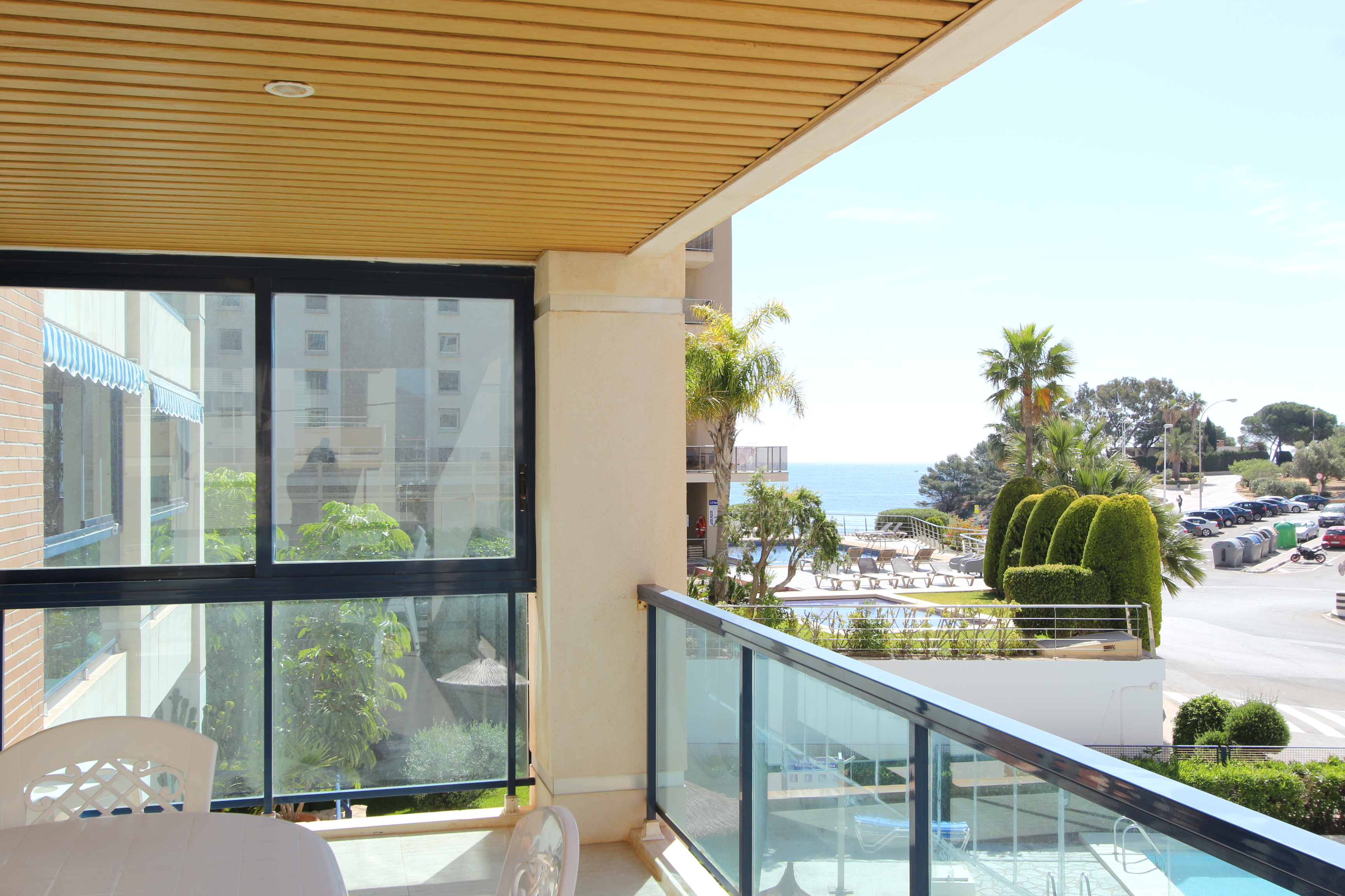 2 BEDROOM APARTMENT WITH SEA VIEWS, NEXT TO THE BEACH IN CALPE