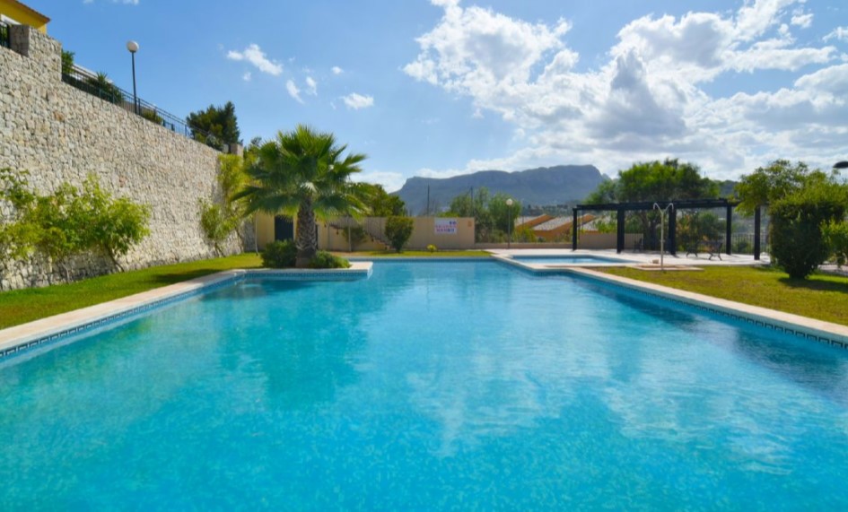 Terraced bungalow in Calpe, just 5 minutes drive from Calpe and its beaches.