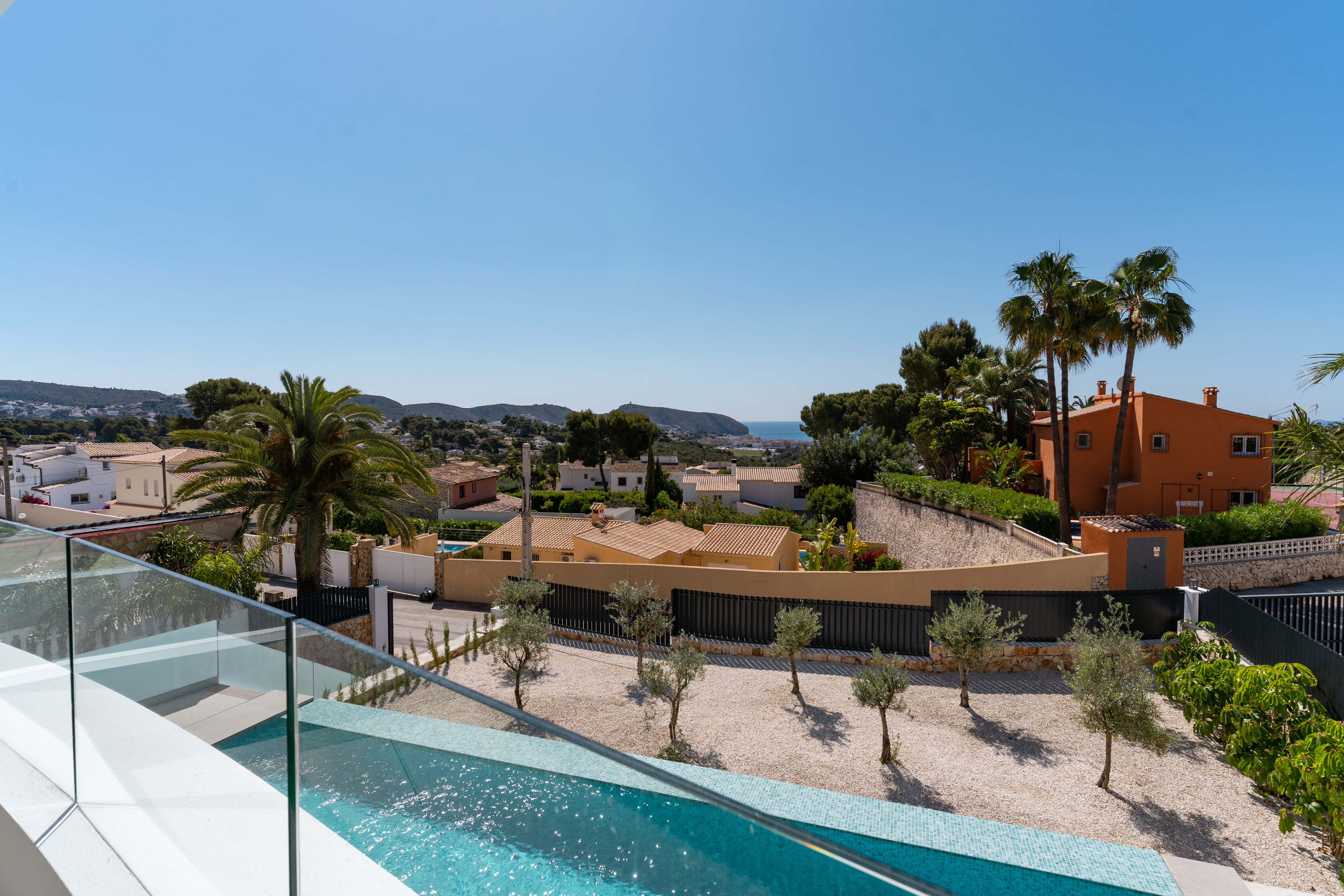 IN MORAIRA WE FIND THIS SPACIOUS AND MODERN VILLA WITH SEA VIEWS