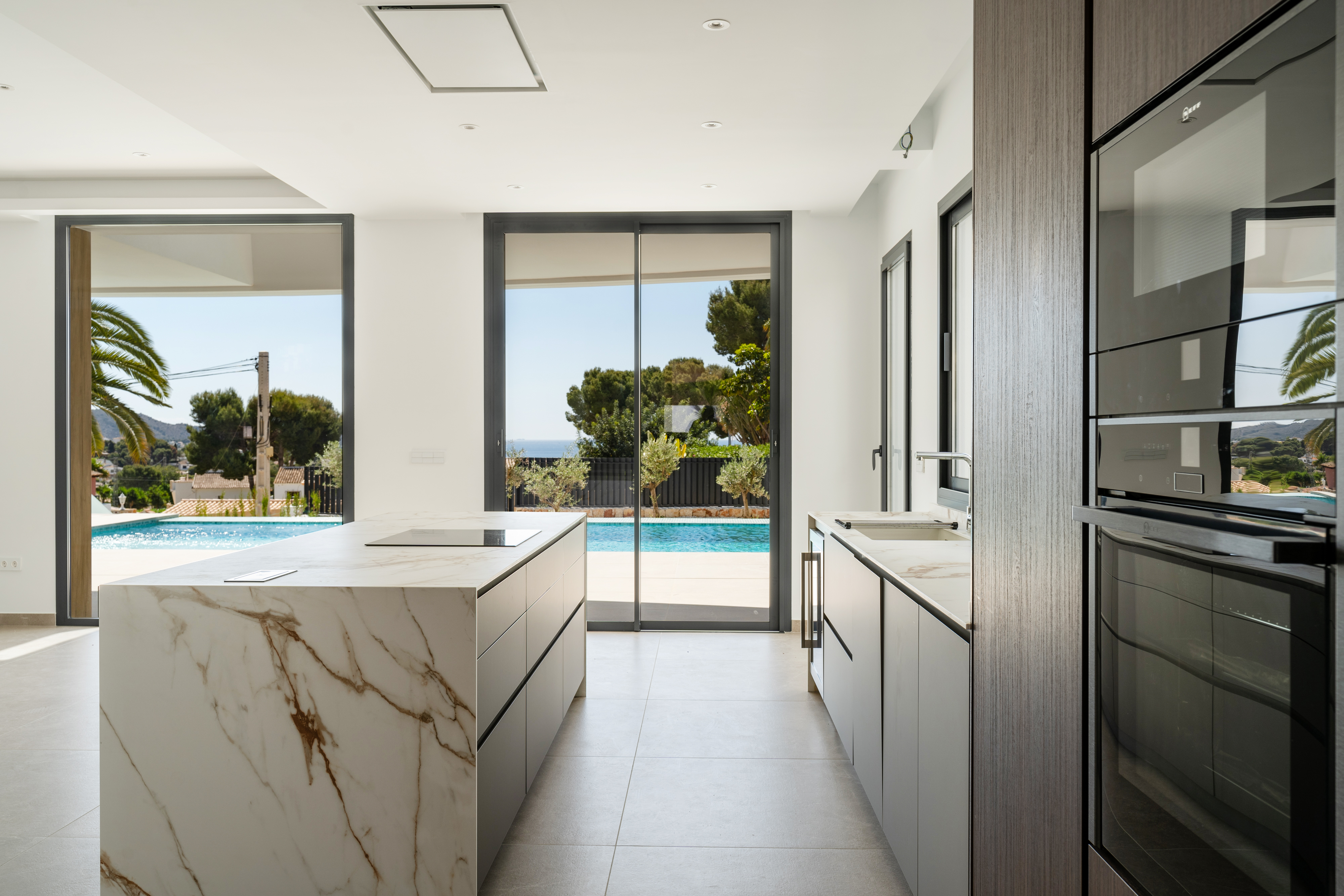IN MORAIRA WE FIND THIS SPACIOUS AND MODERN VILLA WITH SEA VIEWS