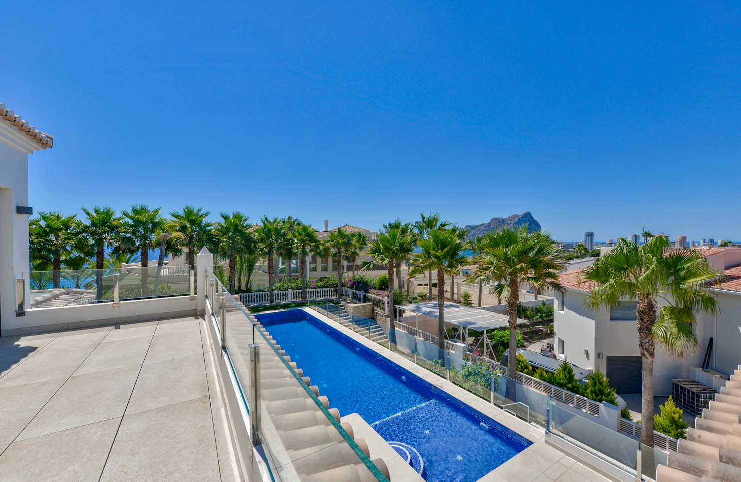 NIEUW Moderne luxe villa in de buurt van de zee en met uitzicht op zee in Calpe