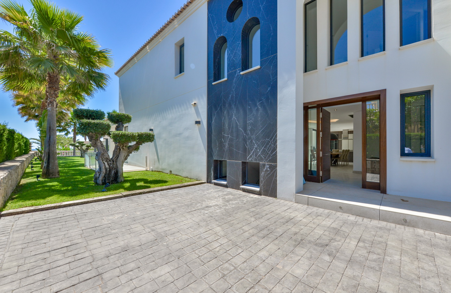 NEW Modern luxury villa near the sea and with sea views in Calpe