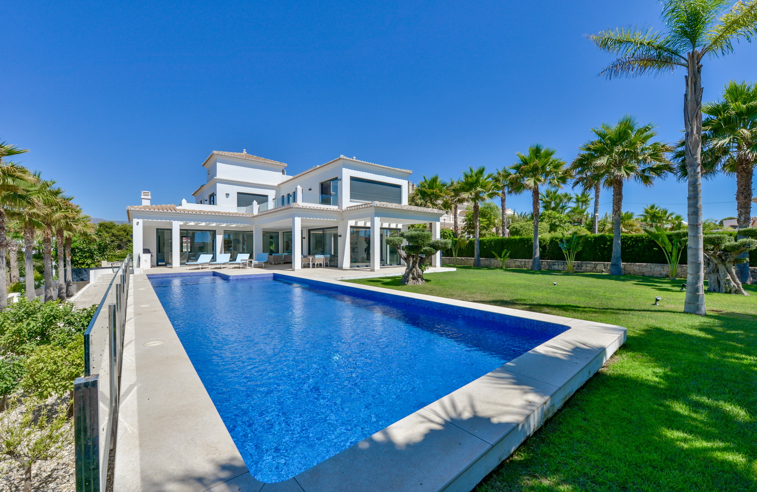 NIEUW Moderne luxe villa in de buurt van de zee en met uitzicht op zee in Calpe