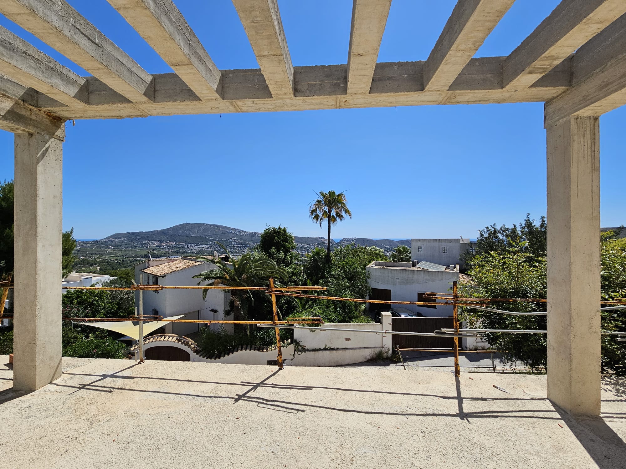 LUXURY VILLA UNDER CONSTRUCTION WITH BEAUTIFUL VIEWS OF THE SEA AND OVER THE BEAUTIFUL VILLAGE OF MORAIRA