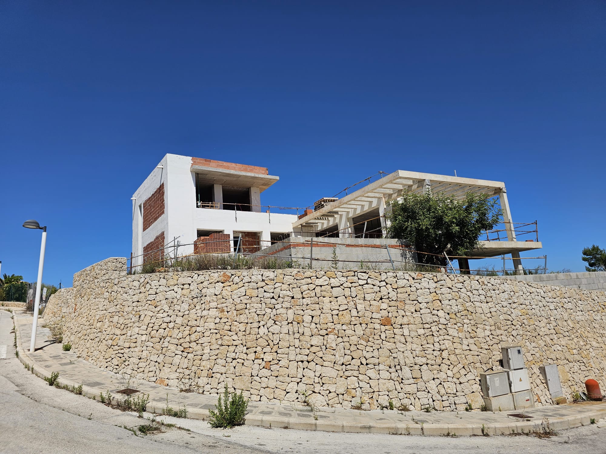LUXURY VILLA UNDER CONSTRUCTION WITH BEAUTIFUL VIEWS OF THE SEA AND OVER THE BEAUTIFUL VILLAGE OF MORAIRA