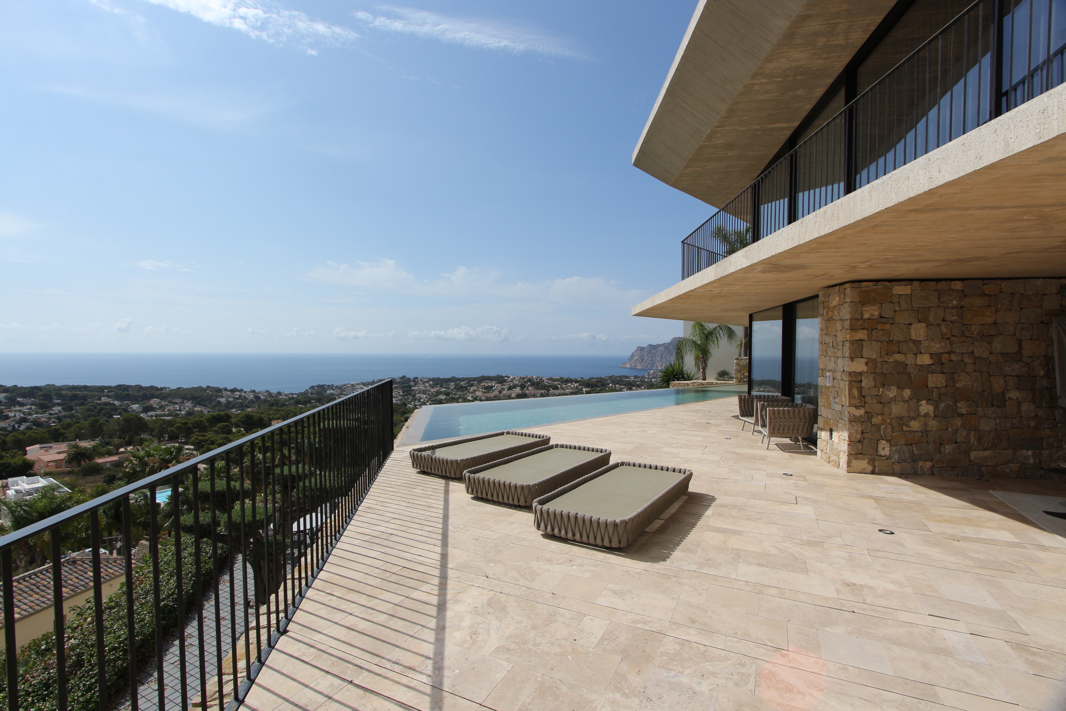LUXURY VILLA WITH PANORAMIC SEA VIEWS IN A PRIME LOCATION