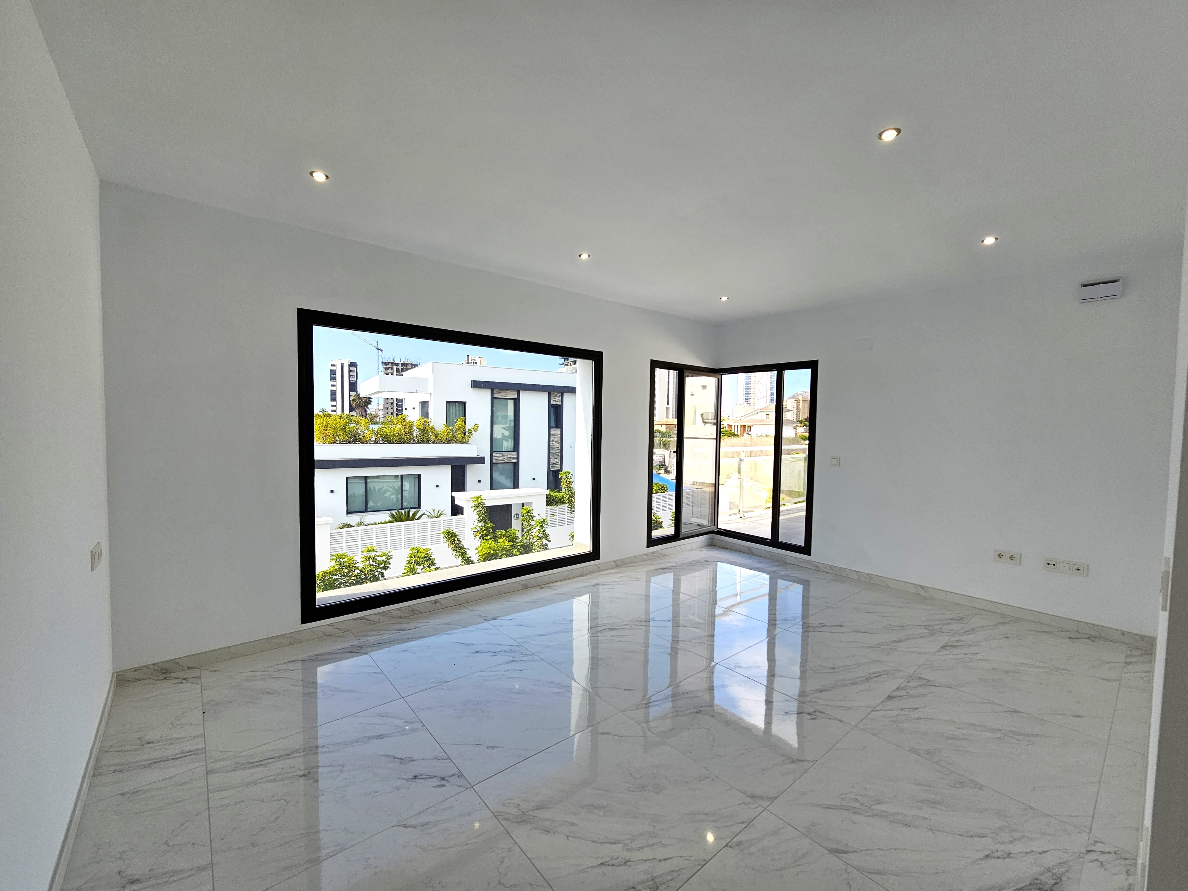Moderne villa in Calpe te koop, zeer goed gelegen