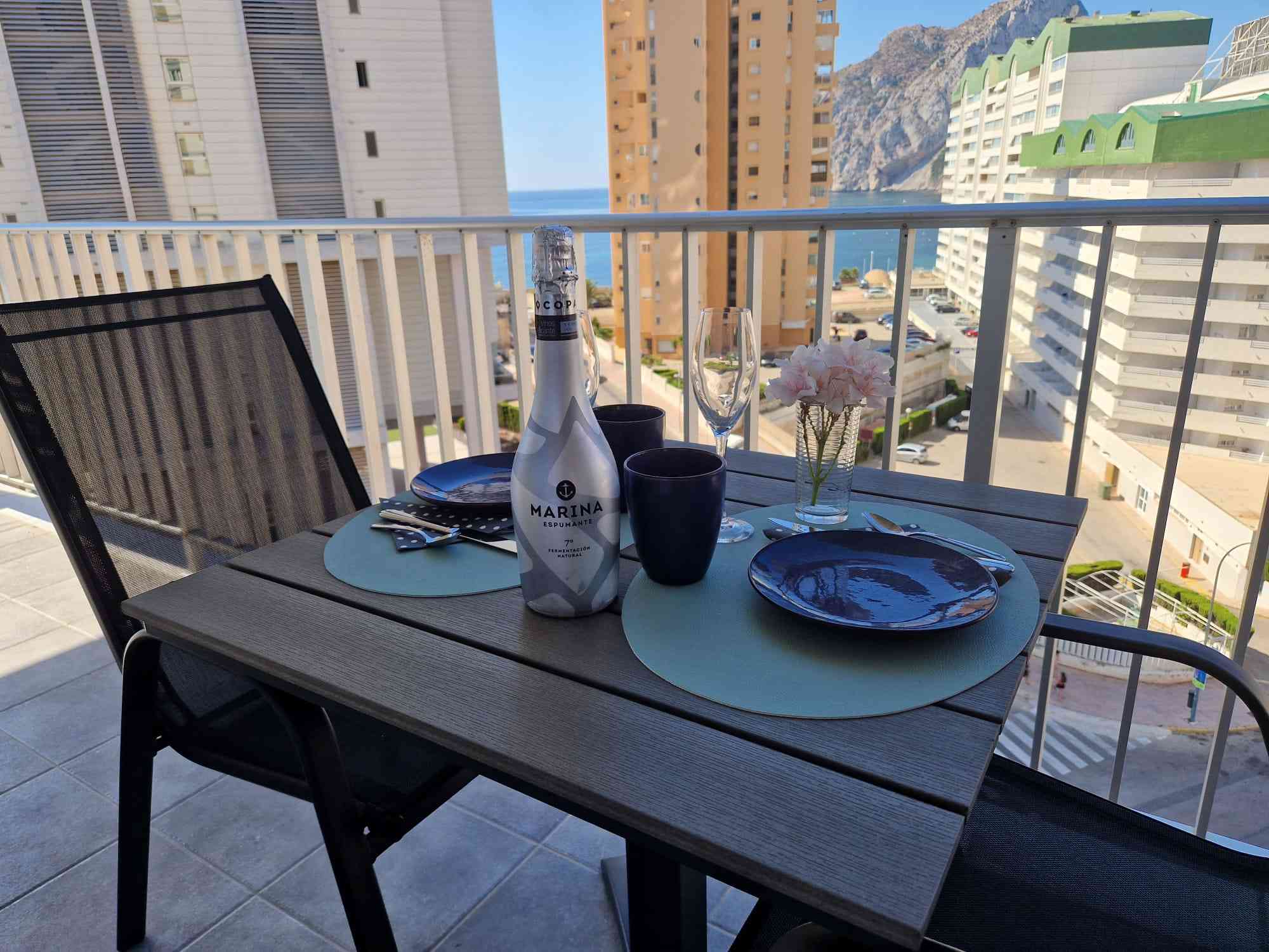 100 METERS FROM THE BEACH AND COVES, THIS BEAUTIFUL 2 BEDROOM APARTMENT IN CALPE IS SOLD